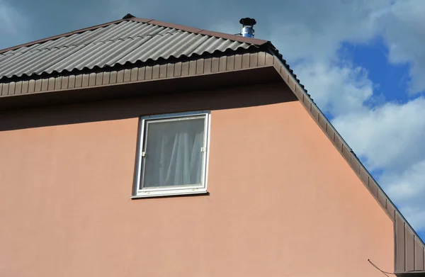 Asbest dak huis muur renovatie met bepleistering, isolatie en schilderen. — Stockfoto