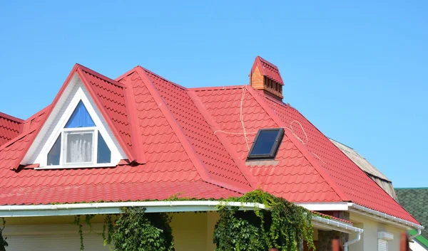Dachkonstruktion, Hausdach aus Metall mit Problem, schlecht für die Abdichtung von Eckbereichen — Stockfoto
