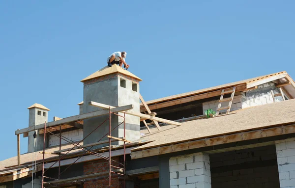 Costruttori Roofer posa tegole di asfalto sul tetto della casa. Casa di copertura costuczione con scandole di asfalto — Foto Stock