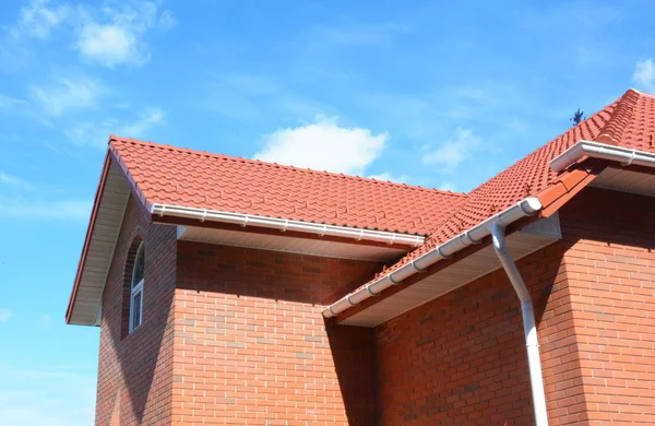 Nahaufnahme von Haus Problemzonen für Regenrinnen Abdichtung im Freien. Dachrinnen, Dachrinnen, Kunststoffrinnen, Dachziegel, Dachrinnen & Kanalisationsrohre Hausbau. — Stockfoto