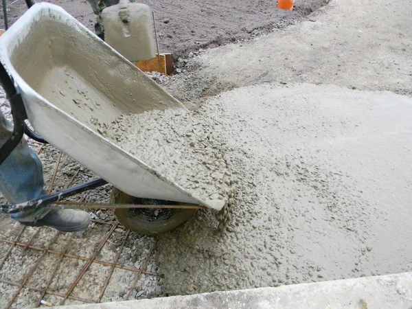 Betonból építkező beton út Alapítvány ipari építkezési kerékkel, talicska — Stock Fotó
