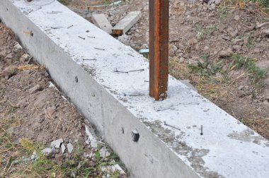 Yeni çit için beton temeli inşa etmek. Ev beton eskrim İnşaat