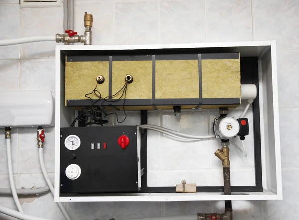 Otevřete okno elektrická kotlové desky oprava, instalace. Elektrická vlhká centrální vytápěcí soustava, elektrická vytápěcí voda, boiler. — Stock fotografie