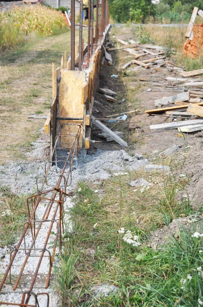 Budowa betonu wylewania płyt deskowania fundamentu dla nowego ogrodzenia. Budowa ogrodzeń domu — Zdjęcie stockowe