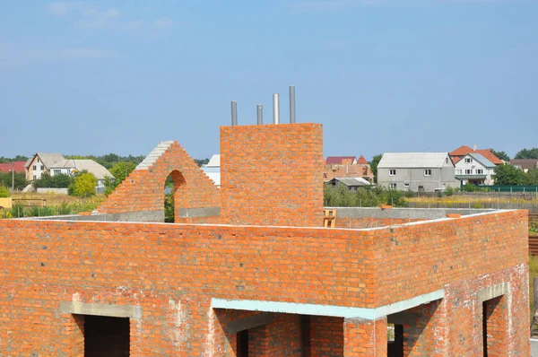 Edificio casa de ladrillo construcción techo incompleto con chimenea — Foto de Stock