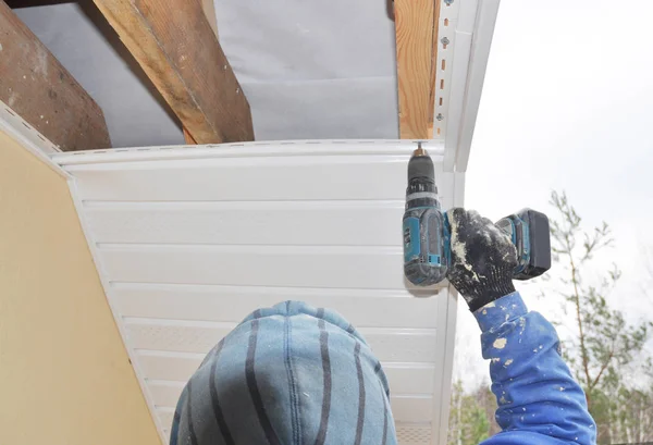 Entrepreneur de toiture installant sur le toit de la maison nouvelle Soffit et Fascia. Construction de toiture. Soffit, installation Fascia . — Photo