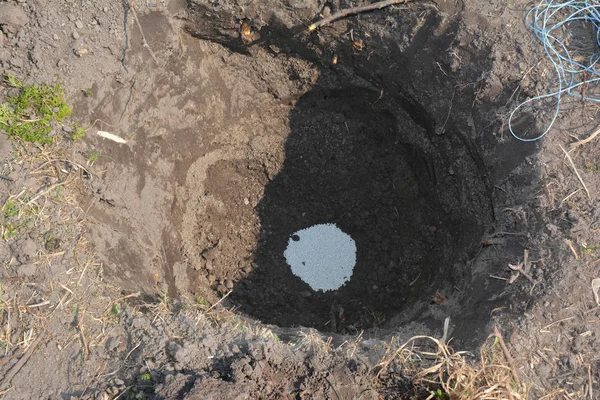 Vrucht boom bevruchting met compost in het graven gat. Ammonium nitraat meststof voor het planten van fruitbomen. — Stockfoto