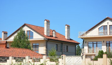 Kırmızı kil çatı, balkon, çit, baca, garaj, veranda ile güzel banliyö lüks modern ev
