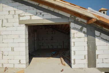 Bina Attic İnşaat gazlı beton bloklar, eathqueke güvenlik takviye ve ahşap çatı
