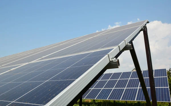Planta de energía de paneles solares, concepto de paneles solares —  Fotos de Stock