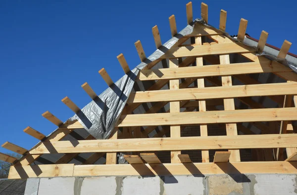 Střešní stavební dům s dřevěnými trámy, trussi, pohled na dřevěné průčelí. — Stock fotografie