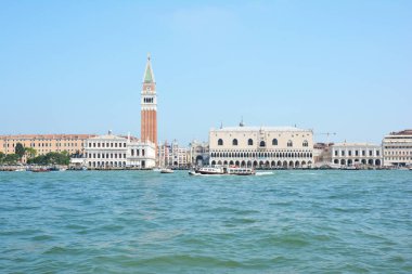 Venedik, Italya-26 Temmuz 2019: Saint Mark Bazilikası ve St Mark 's Campanile (Campanile di San Marco) çan kulesi ile Piazza San Marco. Denizden Venedik manzarası