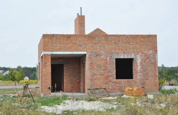 Casa compatta con muri in mattoni in costruzione — Foto Stock