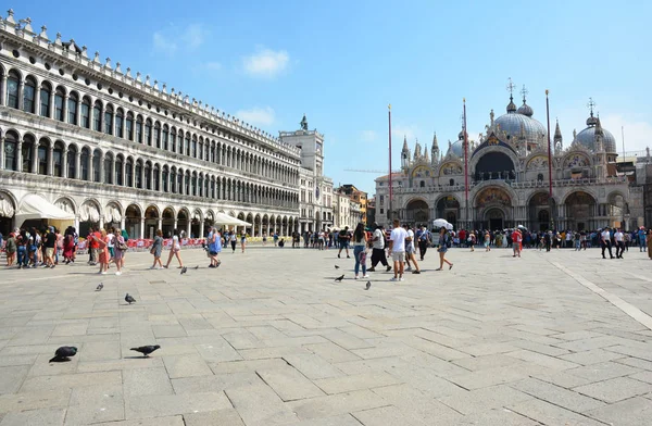 Venice, Olaszország-július 23, 2019: Piazza San Marco és a velencei Szent Márk-bazilika — Stock Fotó
