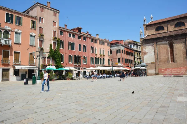 Accoglienti e colorati vecchi edifici sulla piazzetta di Venezia — Foto Stock