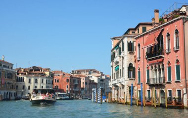 Venedik, İtalya - 08 Temmuz 2019 - Gondol ve su taksileri ile Grand Canal'da güzel manzara. Venedik, İtalya. Venezia vaporetto iskelesi