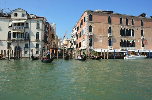 VENEZIA, ITALIA - 12 LUGLIO 2019 - Bellissime vecchie case sul Canal Grande con gondole — Foto Stock