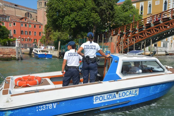 VENECIA, ITALIA - 08 DE JULIO DE 2019 - Policía en el barco en el Gran Canal de Venecia, Italia. Patrulleros policiales en Venecia . — Foto de Stock