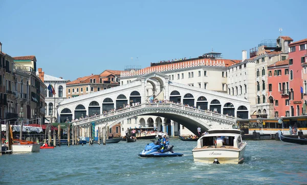 VENEZIA, ITALIA - 23 LUGLIO 2019: Ponte di Rialto e Canal Grande a Venezia — Foto Stock