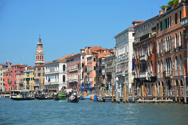 VENEZIA, ITALIA - 27 GIUGNO 2019 - Bella vista sul Canal Grande con gondole e taxi acquatici. Venezia, Italia . — Foto Stock