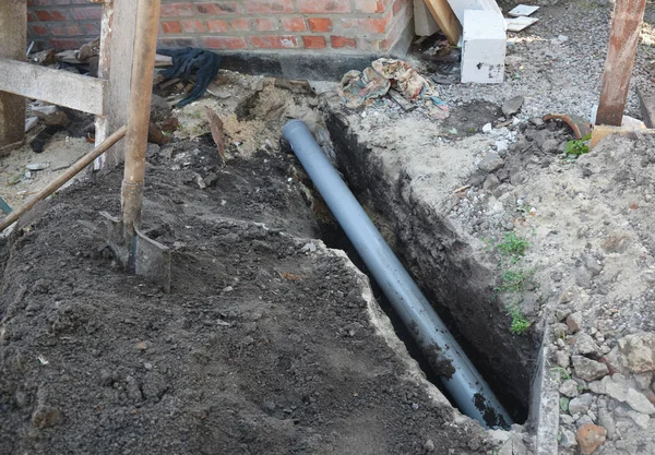 在地面沟渠中安装下水道管道 — 图库照片