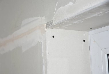 Pencere köşesi problem alanında alçı sıva sıva yakın