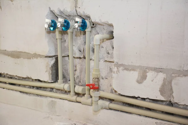 Installer et cacher dans les tuyaux d'eau murale dans la salle de bain de la maison. rainure ou tranchée coupée pour tuyaux d'eau — Photo