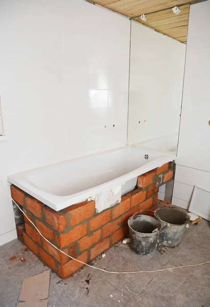 Instalación de bañera en el cuarto de baño de la casa — Foto de Stock