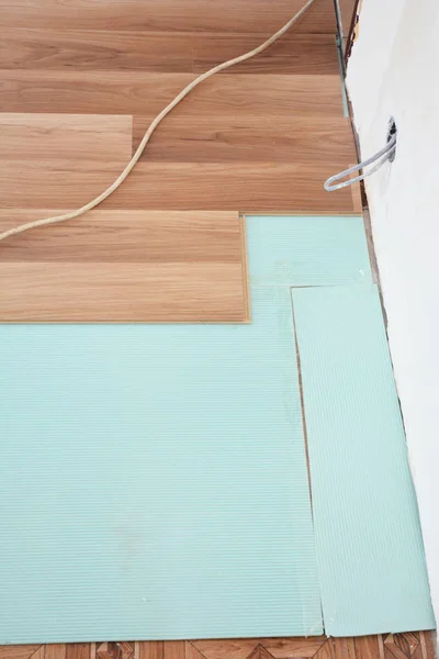 Instalace dřevěné laminatní podlahy do problémové oblasti stěny — Stock fotografie