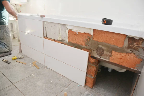 家の浴室の陶磁器のタイルが付いている未完成の浴槽の取付け — ストック写真