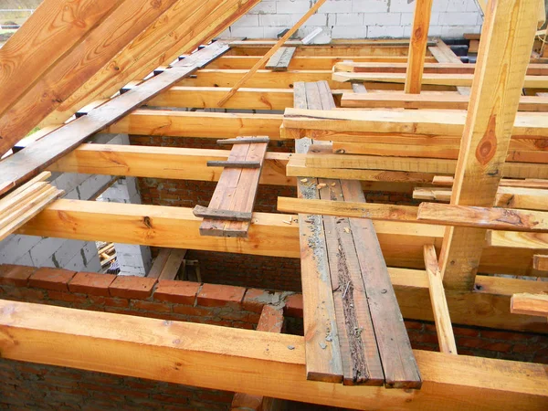 Onvoltooide zolder huis dakbedekking constructie spanten, houten balken, dakransen, hout. Huis dak houten frame constructie. — Stockfoto