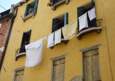 Venedik, İtalya - 05 Ağustos 2019 - Venedik caddesinde çarşaflar ve kıyafetler açık havada kurur