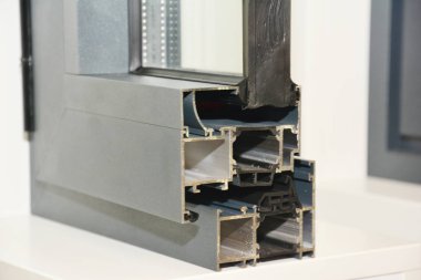 Alüminyum Pencere Çerçevesi Profili. Enerji Tasarruflu Windows Kesiti. İki Şeffaf Cam.