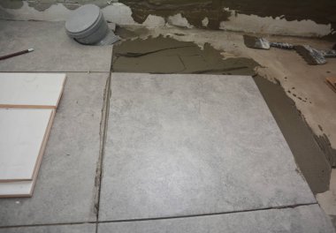 Yere seramik karo montajı, banyo döşemesi