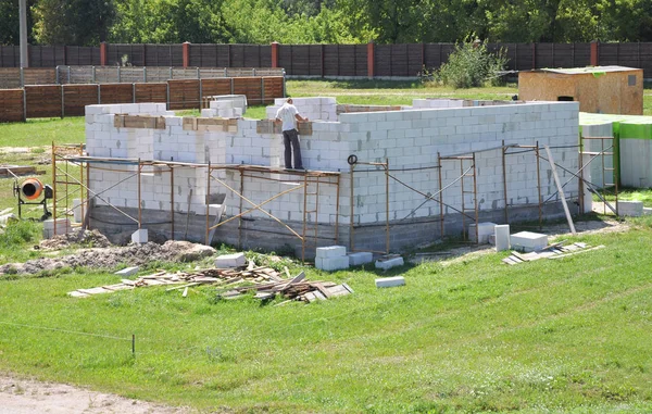 Beyaz aerated beton bloklardan ev duvar döşeme Oluşturucu müteahhit. Ev İnşaatı — Stok fotoğraf