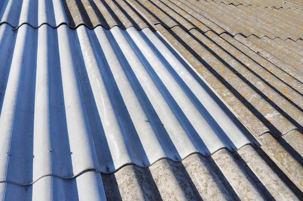 Techo de asbesto con nuevo reemplazo de lámina de techo de asbesto —  Fotos de Stock