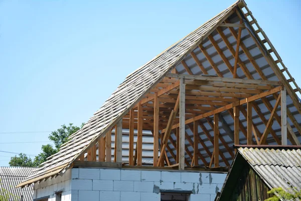 Attic house frame construction. Unfinished roofing with rafters, frame trusses, wooden beams — Stock Photo, Image