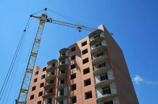 Construcción de edificios de grúas . — Foto de Stock