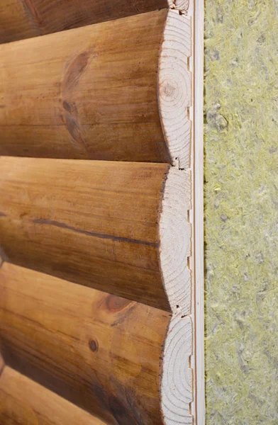 Casa de madera fachada capa de pared con lana mineral, aislamiento de lana de roca. Casa aislante capas de pared — Foto de Stock