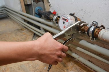 Tesisatçı soğuk su boru hattı üzerinde konut su sayacı yükleme
