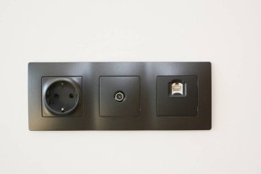 Siyah çıkış fişi, duvarda tv kablosu. Yeni Dairede Soket ve Avrupa Gücü.