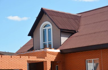 Bina yeni oda ile ev yenileme. Çatı ev çatı inşaatı