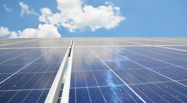 太阳能电池板发电厂对抗蓝天白云背景 — 图库照片