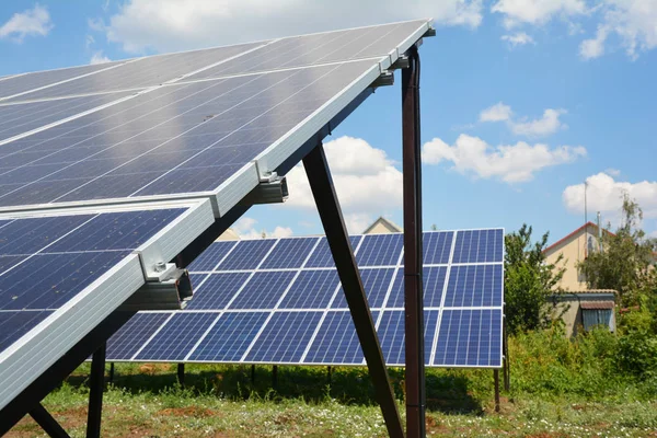 Planta de energía de la casa de paneles solares, paneles solares en el patio trasero de la casa residencial —  Fotos de Stock