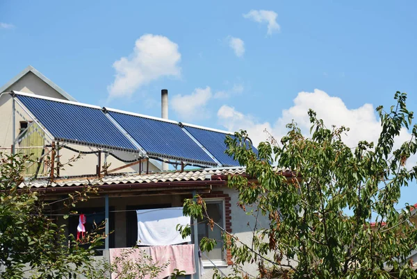 Панелі сонячного водонагрівача на даху будинку — стокове фото