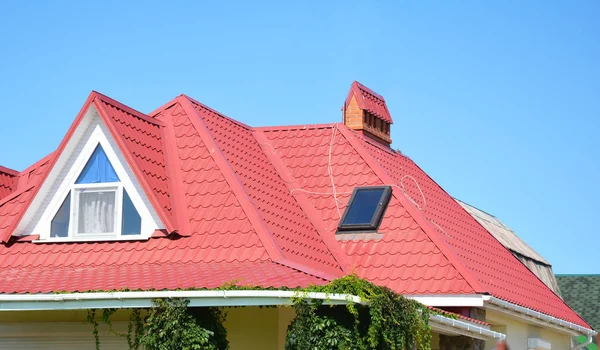 Haus Dachboden Dachfenster mit Metalldach und Abdichtung in Ecke Problembereich — Stockfoto