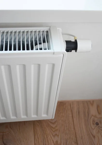 Casa calefacción radiador blanco con termostato — Foto de Stock