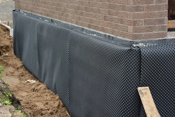 A prueba de humedad. Sótano de la casa, detalles de aislamiento de cimentación con impermeabilización y membranas a prueba de humedad al aire libre — Foto de Stock
