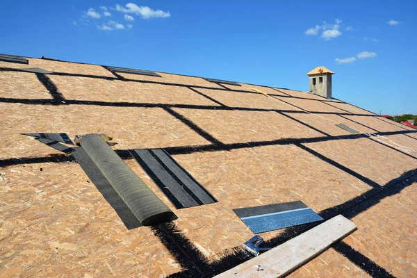 Konstrukcja dachowa z orientowaną płytką (OSB) i Hydroizolacja bitumiczna przed ułożeniem gontów asfaltowych, naprawa dachu — Zdjęcie stockowe