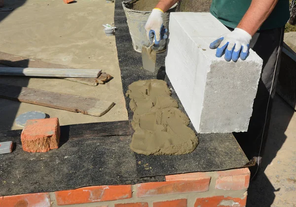 Tuğlacı oluşturucu su yalıtımlı bitüm membran ile ev temel duvar için otoklavlı gazbeton bloklar döşeme — Stok fotoğraf